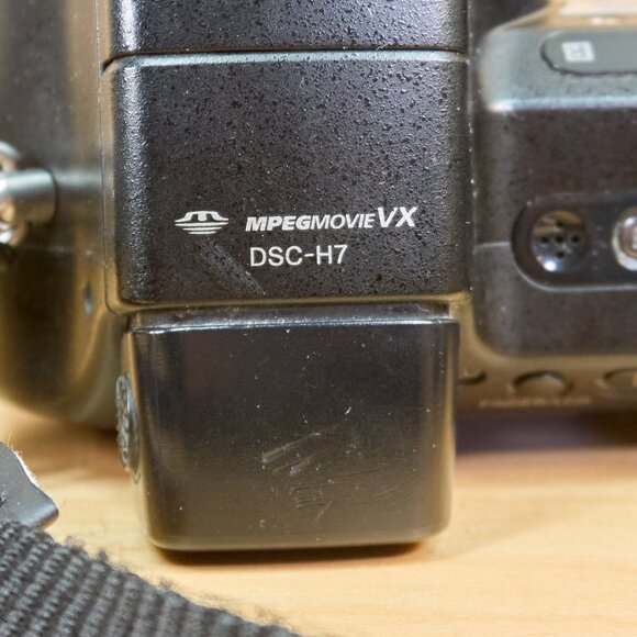 Sony Cybershot DSC-H7 8.1MP Digital Camera, 15x Optical Zoom, Made in Japan - Picture 5 of 8